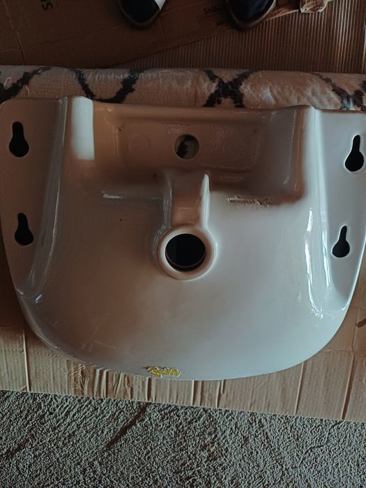 Nowa umywalka Koło z osłoną na syfon