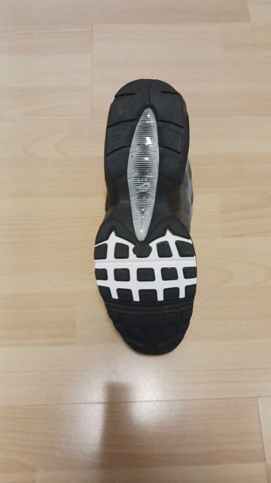 Nike Air Max 95 nas cores preto branco e cinzento