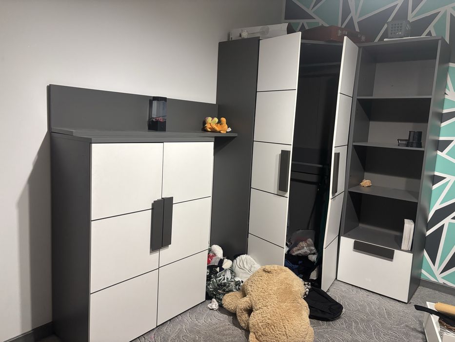 komplet mebli (komoda+szafa+regal+biurko) +lampka i krzeslo