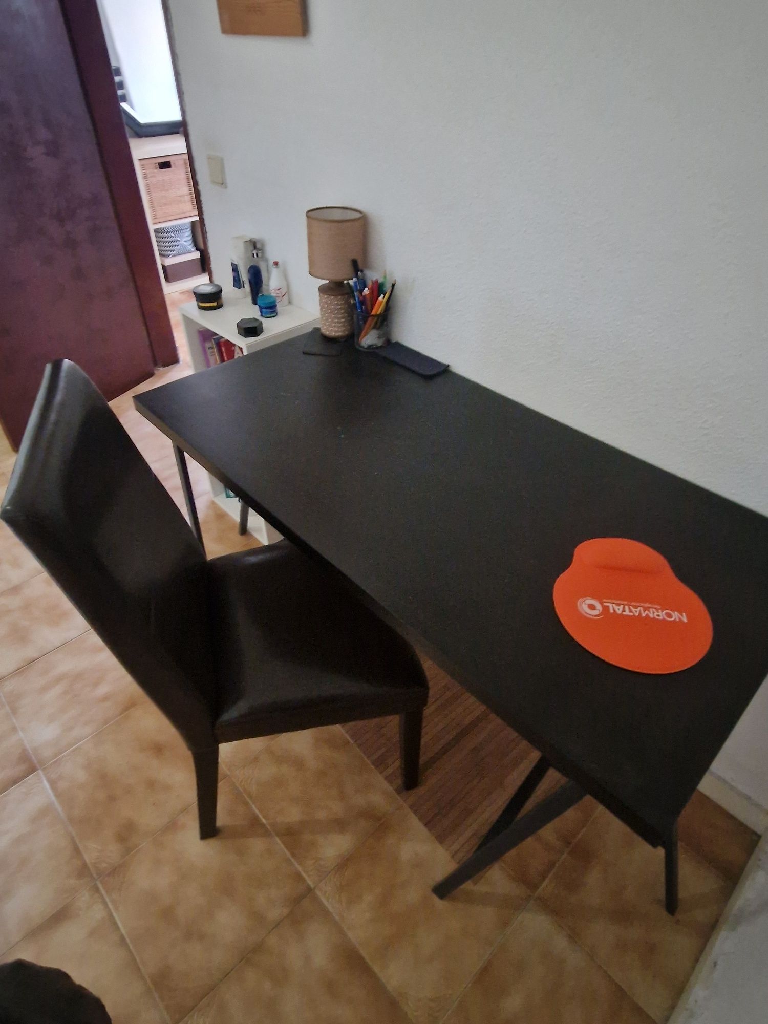 Mesa secretária (amovivel)  com cadeira