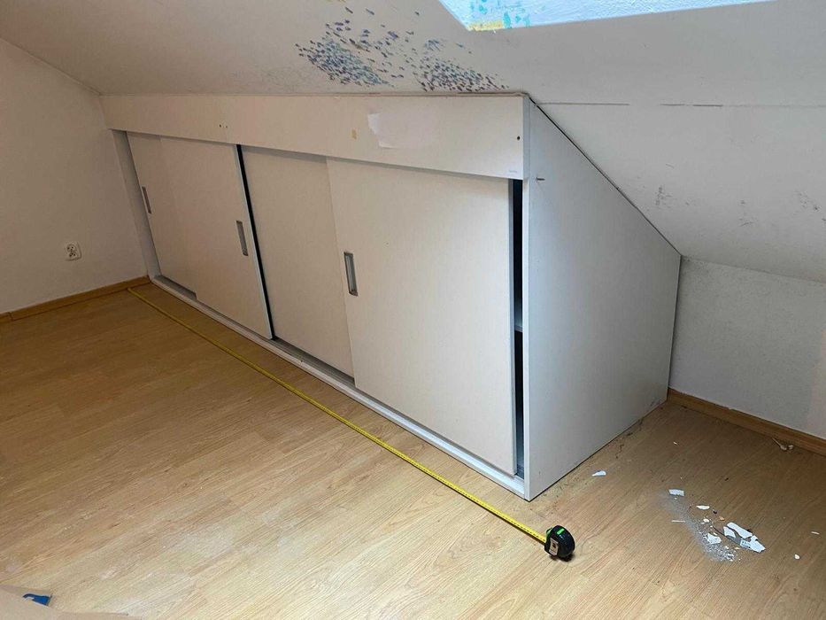 biała szafka pod skosy, przesuwne drzwi