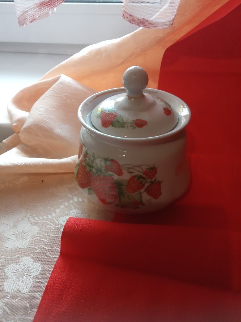 Чашки, блюдца, сахарницы