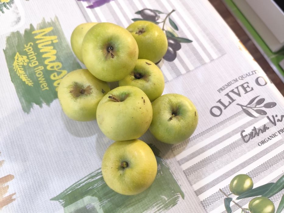 Мелкое Яблоки семеренка яблука