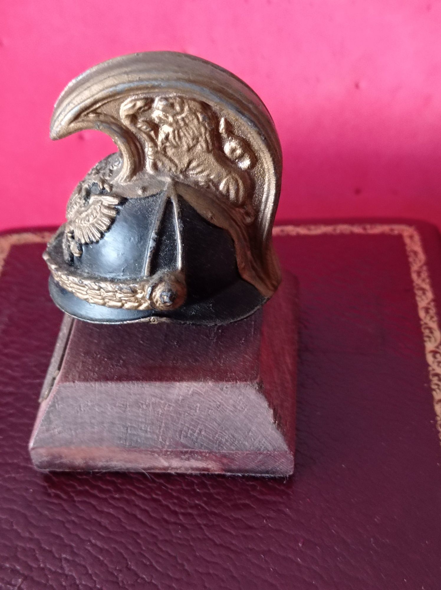 Capacetes militares em miniatura