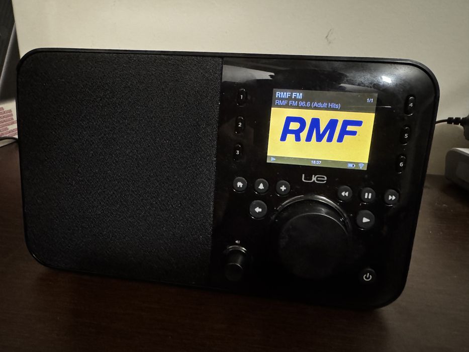 Stylowe radio Logitech z czystym dźwiękiem i bezprzewodowością