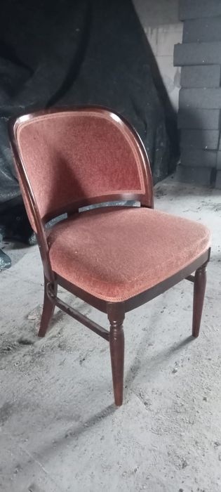 Krzesło drewniane tapicerowane.