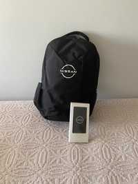 Conjunto mochila almofadada “NISSAN” e power bank