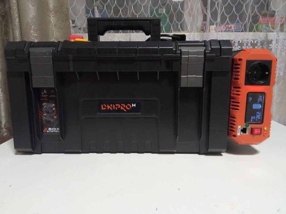 Зарядна станція на 1.8 Kв/год з потужністю 1500Wat