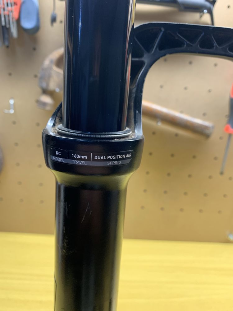 Suspensão rock shox yari