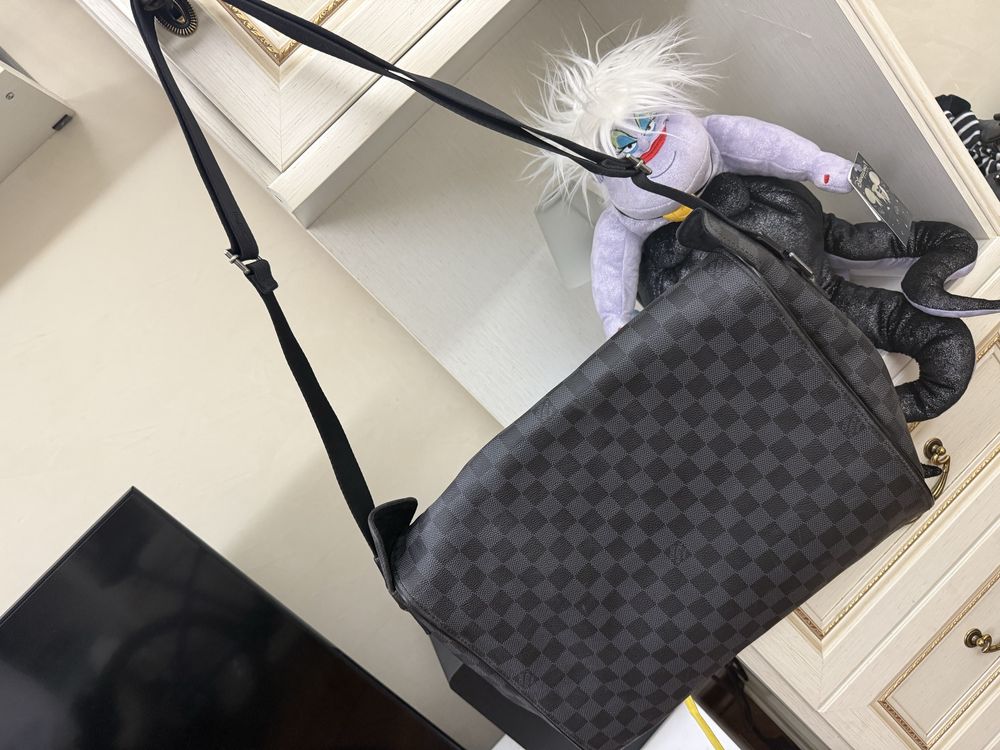 Louis Vuitton мужская сумка . Размер 30•40 см. Торг.