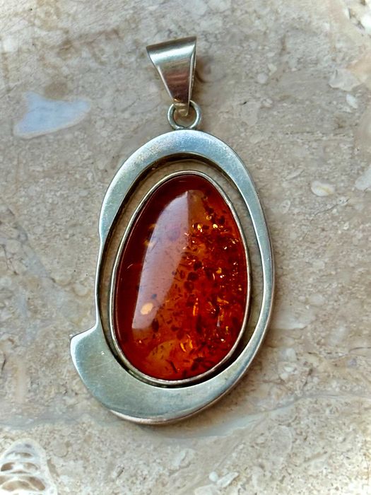 Zawieszka srebrna z bursztynem bałtyckim