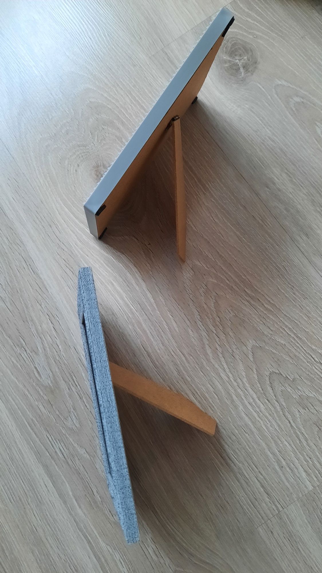 Dwie szare ramki na zdjęcia 10x15