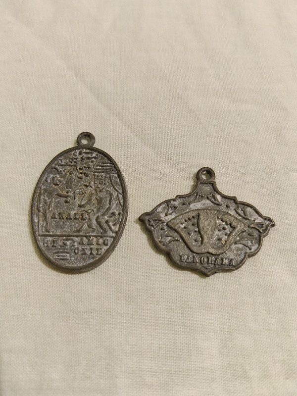 dwa stare medale wisiorki z prawdopodobnie egipskimi symbolami