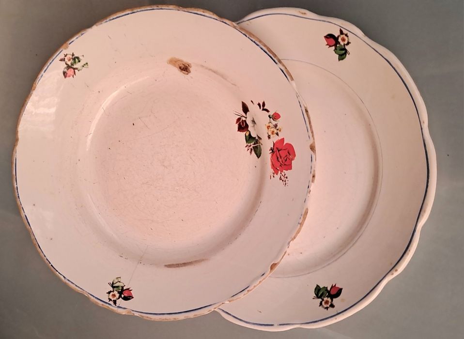 Conjunto 4 pratos muito antigos faiança portuguesa