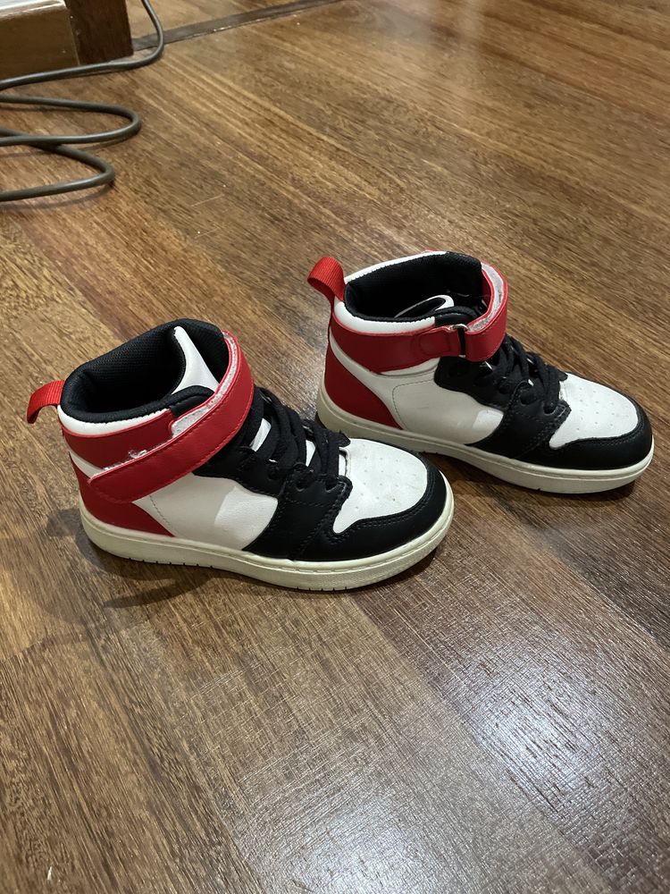 Botas tenis de cano  baixo cores branco preto e vermelho