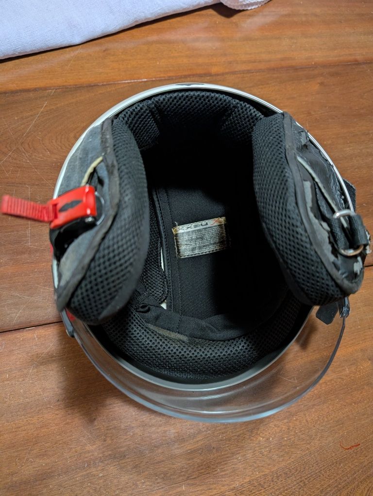 Capacete aberto Nexx. O tamanho é XL.