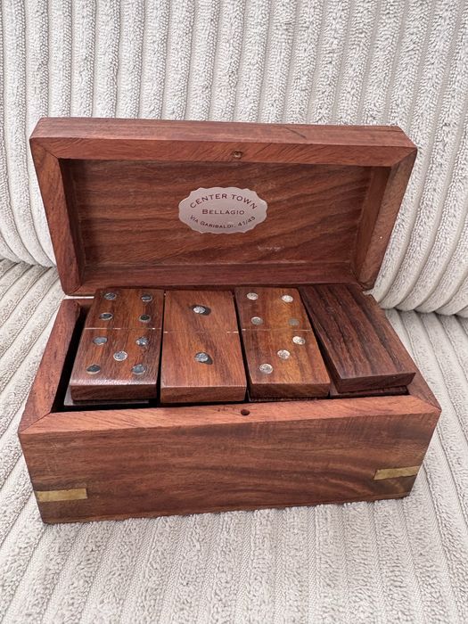 Gra domino w drewnianym pudełku