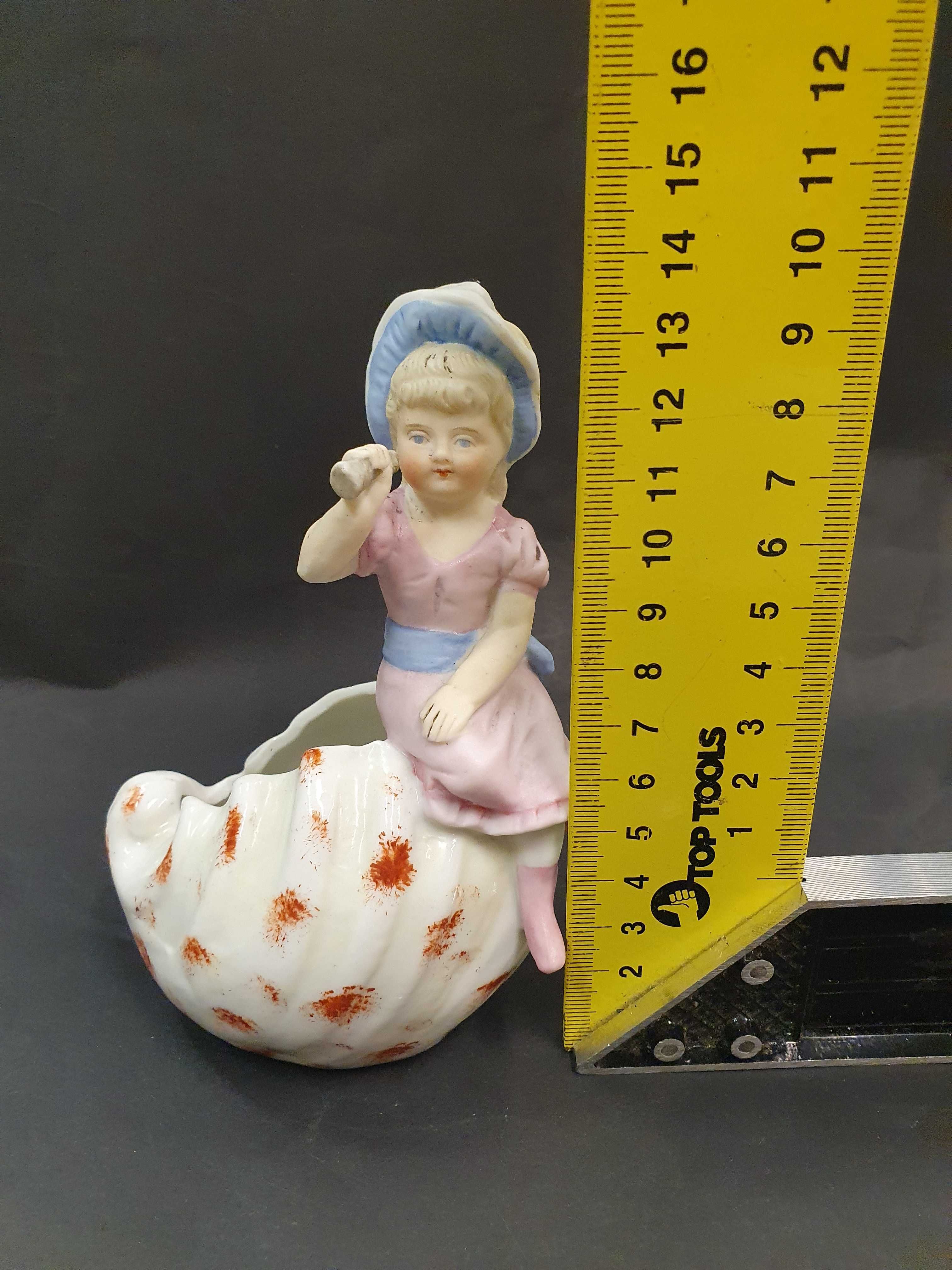 Stary porcelanowy wazonik z figurką dziewczynki