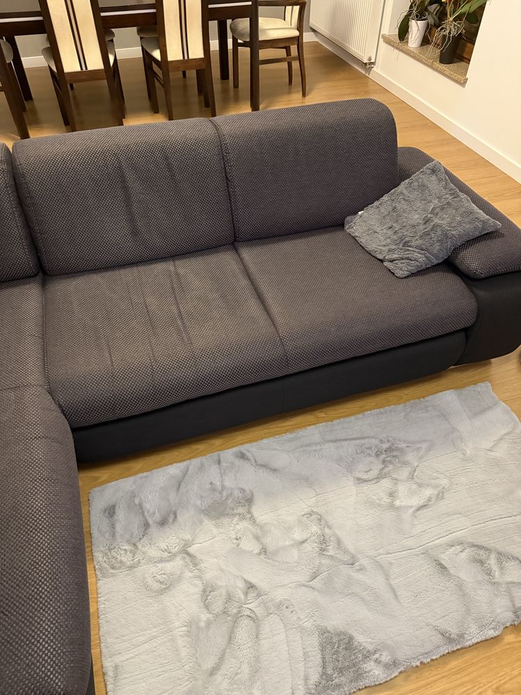 Ciemna sofa do salonu