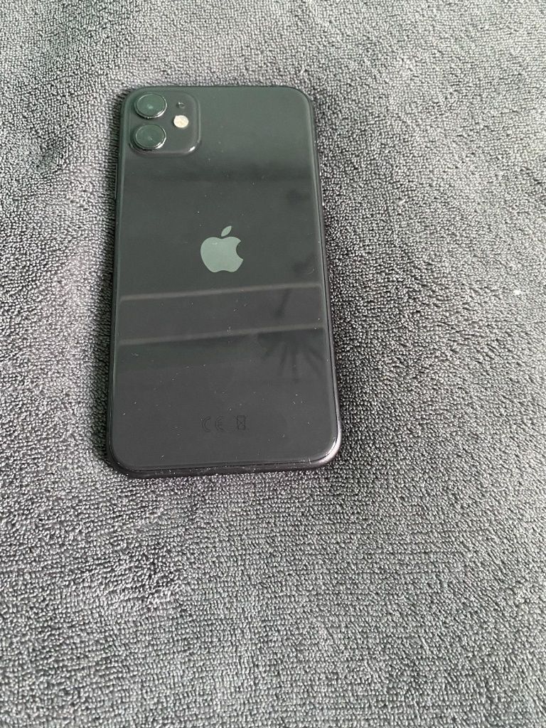 iPhone 11 128 GB+2 ładowarki i 4 etui