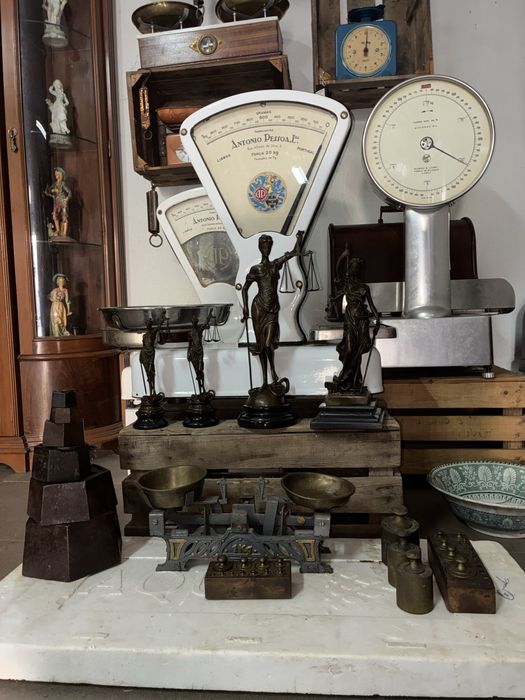 Balanças antigas e pesos