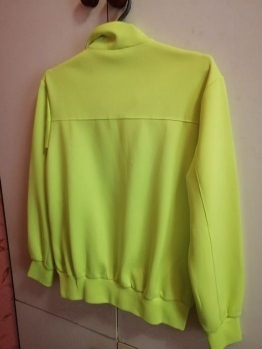 Продам спортивную куртку