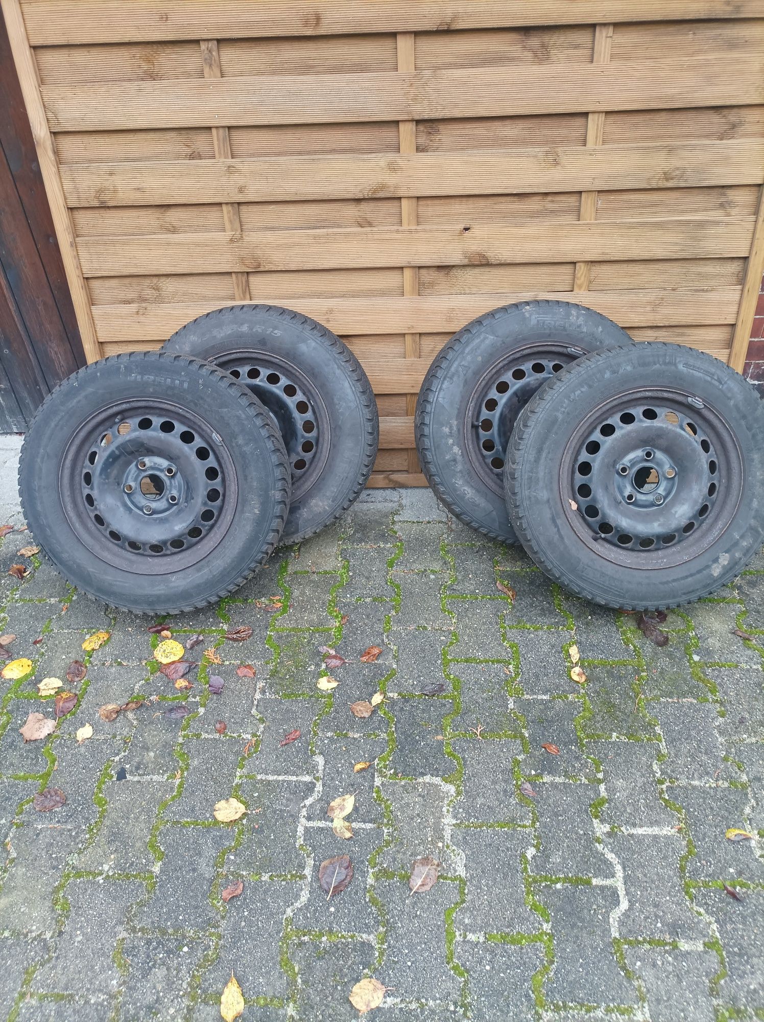 Sprzedam felgi stalowe z oponami zimowymi