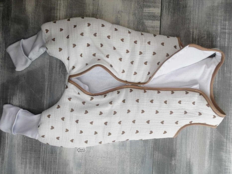 MUŚLINOWY Śpiworek z nogawkami wywijane skarpety 2,5 tog w Serduszka