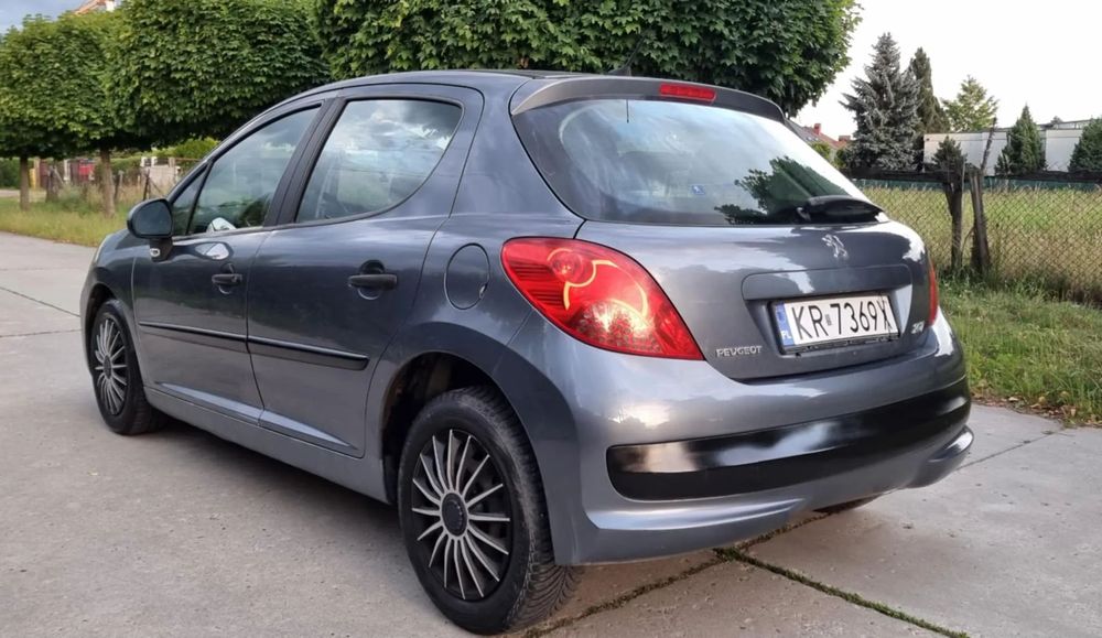 Peugeot 207 2 wlasciciel, stan zadbany ,ubicie lekkie zboku przy dzwiach