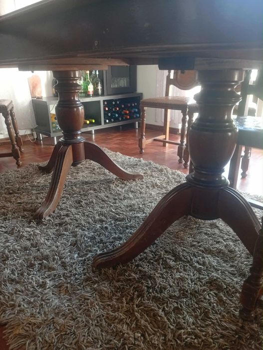 Vende-se mesa de sala de jantar, com 8 cadeiras.