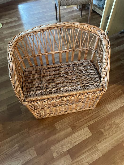 Wiklinowe siedzenie z funkcją przechowywania