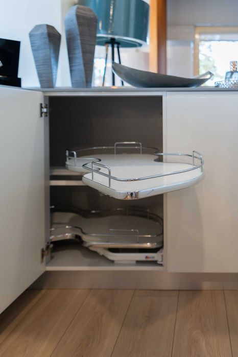 Cozinha de exposição moderna com eletrodomésticos – oportunidade!