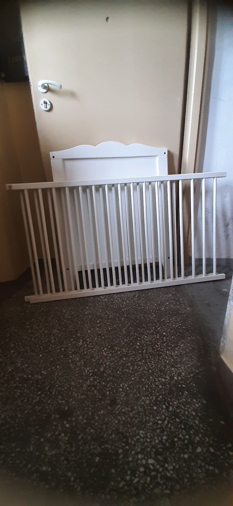 Łóżeczko dziecięce białe, dla chłopca lub dziewczynki.