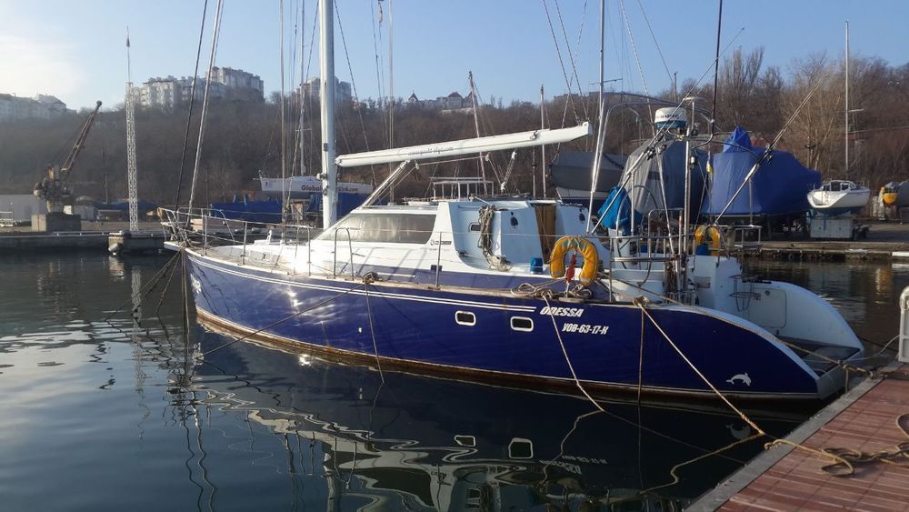 Яхта парусно-моторная