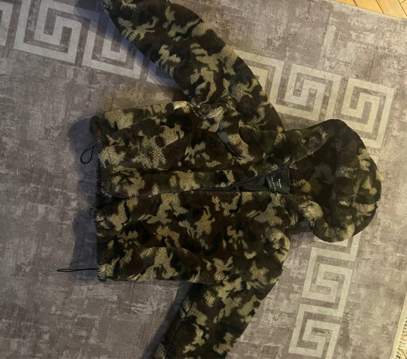 Шубка bershka мілітарі з еко-хутра , розмір ХS