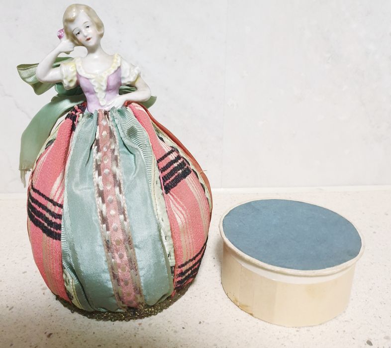 Linda antiga boneca "half doll" de pó de arroz em porcelana alemã