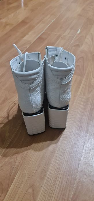 Продам шикарні ботильони