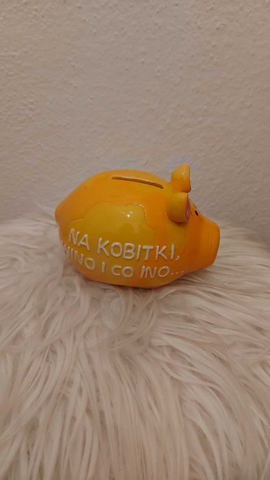 Świnka skarbonka, ceramika, z dowcipem.