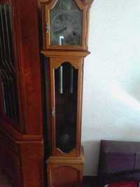 drewniany stojący zegar hermle