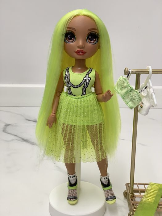 Lalka kolekcjonerska rainbow high zielona Karma Nichols modowa fashion