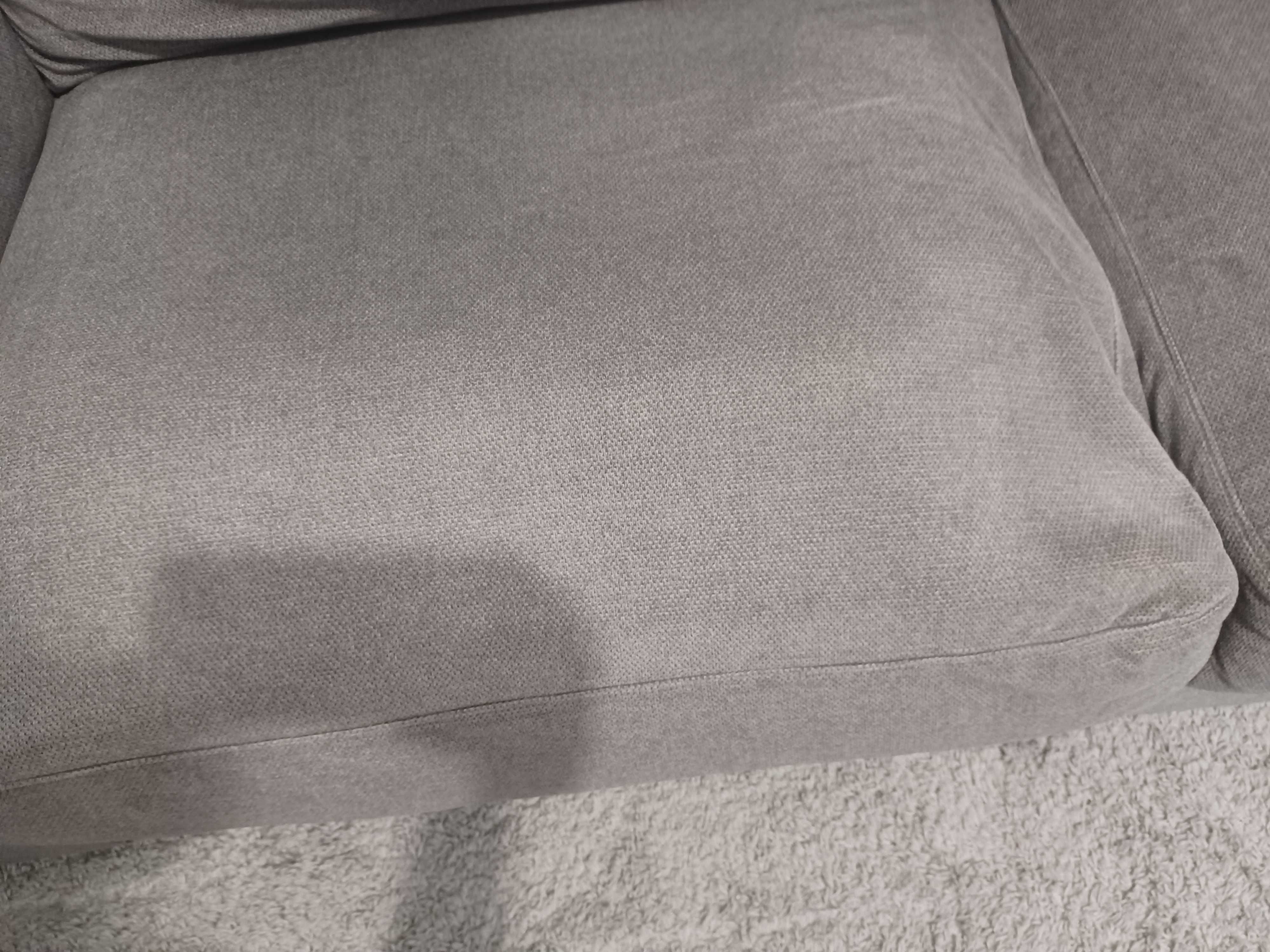 Sofa 3 lugares, usando.