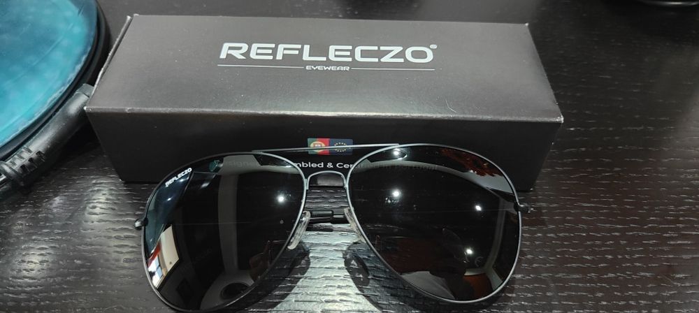 Dois pares de óculos marca Refleczo