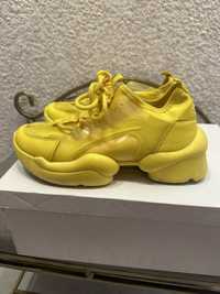 Жовті кросівки