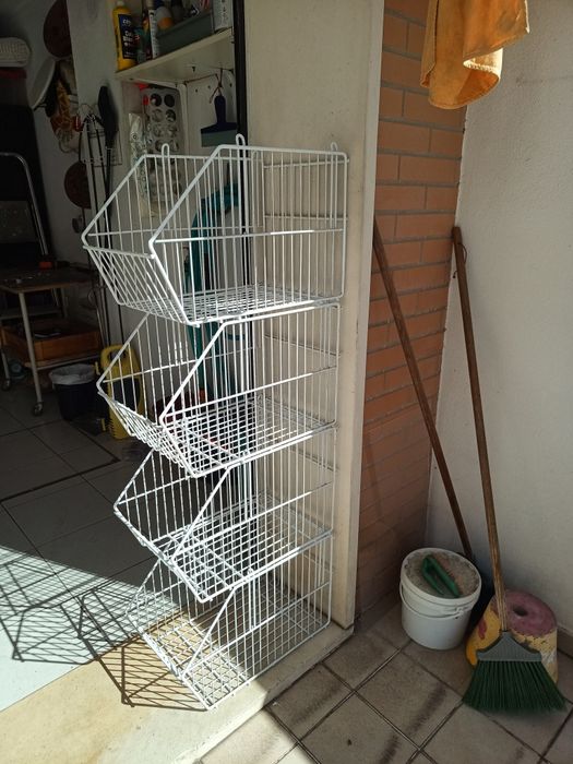 15 malas, caixas, varias utilidades, 4 cestos ferro