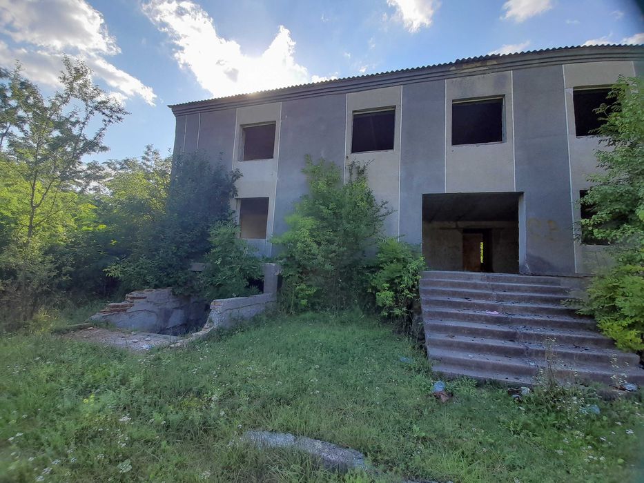 Двоповерхова нежитлова будівля з підвалом, площа 1072,7 кв.м.