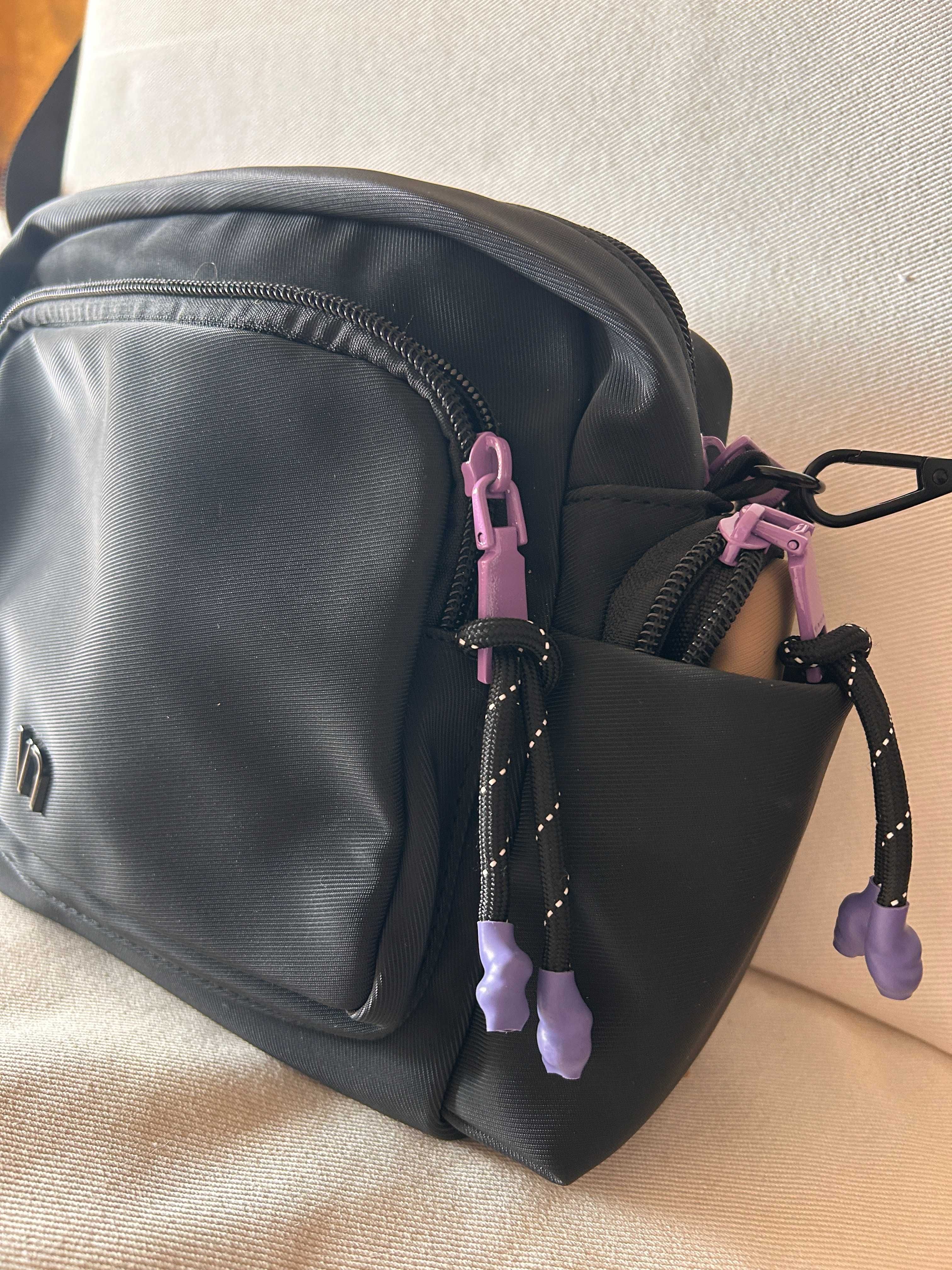Mala preta com diversas bolsas