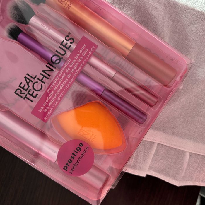 Пензлі, кісточки для макіяжу Real Techniques | Розпродаж