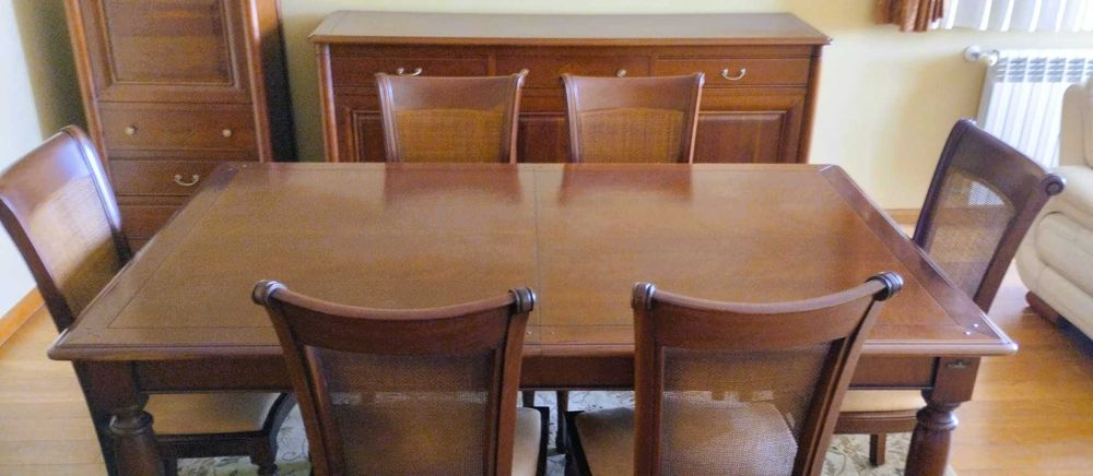 Mesa extensível + 6 cadeiras + Aparador
