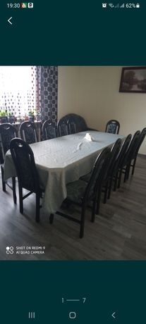 Stół z 12 krzesłami i szafka