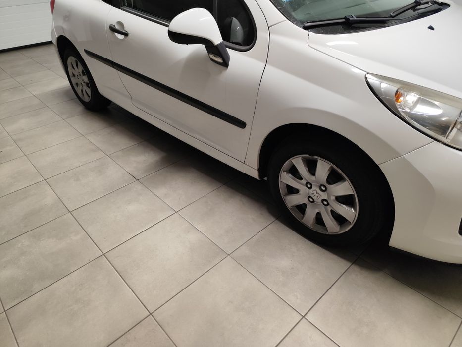 Peugeot comercial 207